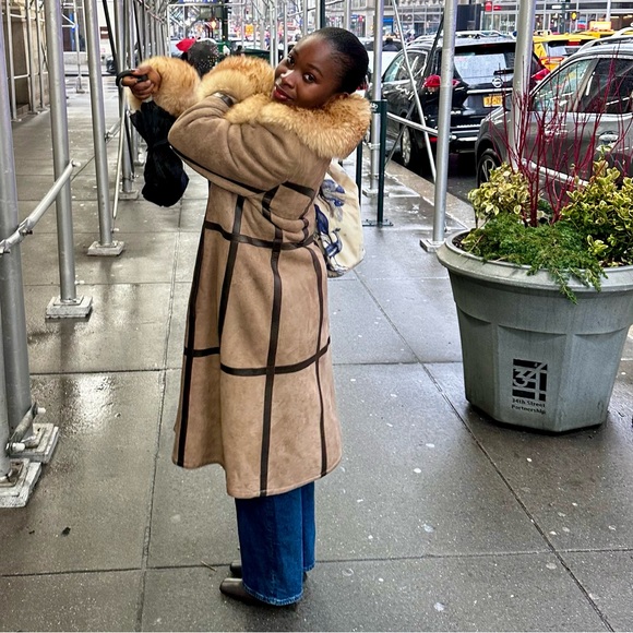 Vintage-Inspired Shearling Coat with Fur Trim - Tan - Picture 4 of 5